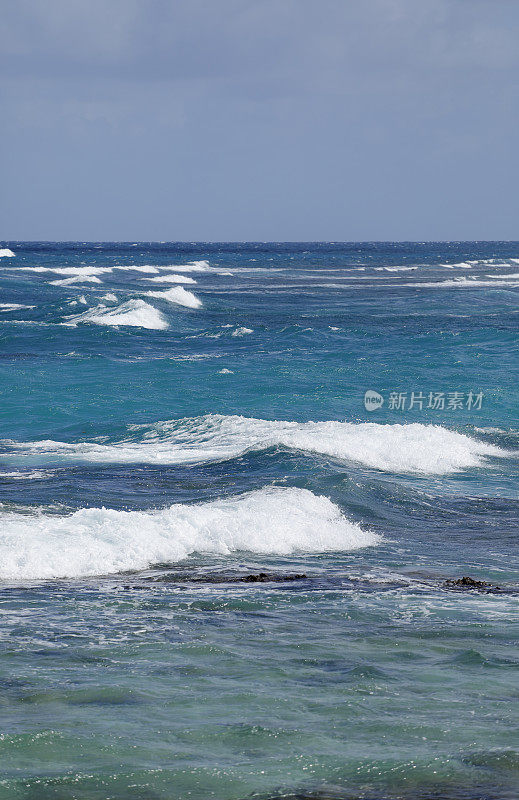 加勒比海滩上的海浪