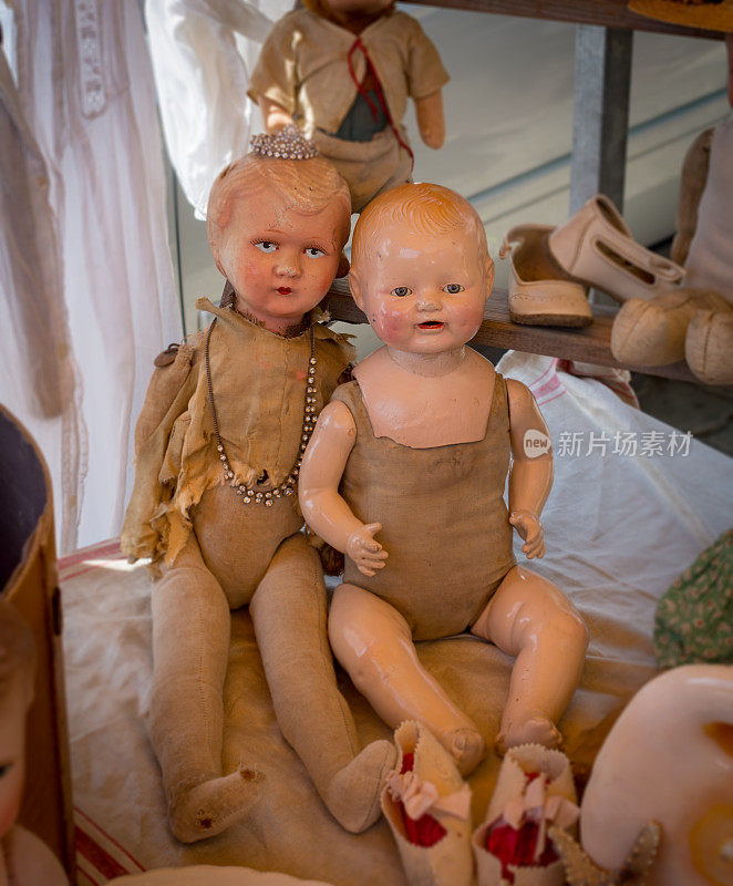 古董皇家玩偶在跳蚤市场