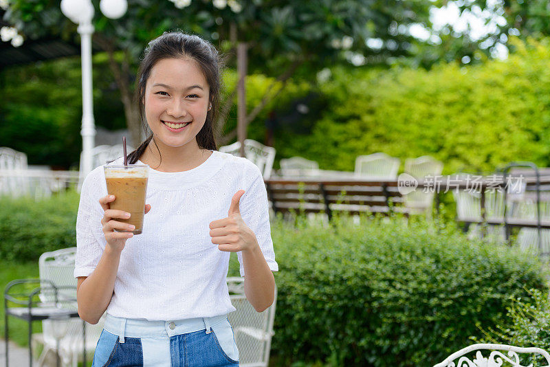 年轻美丽的亚洲女人放松和远离一切户外