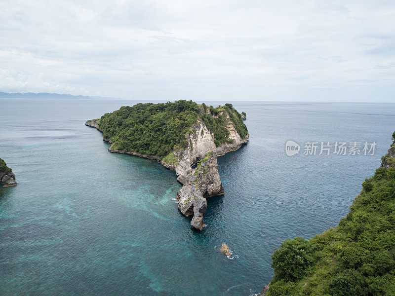 无人机鸟瞰巴厘岛努沙佩尼达美丽的石灰岩悬崖和海景