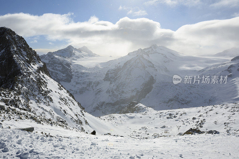 山顶的高山景观。意大利阿尔卑斯山滑雪场。航道Tonale。意大利、欧洲。