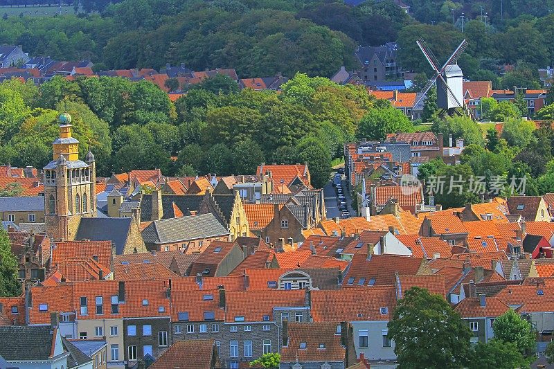 在布鲁日的屋顶上，风车和大教堂-比利时的中世纪老城