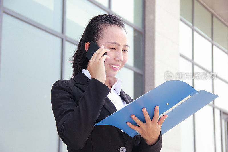 亚洲女商人在电话里