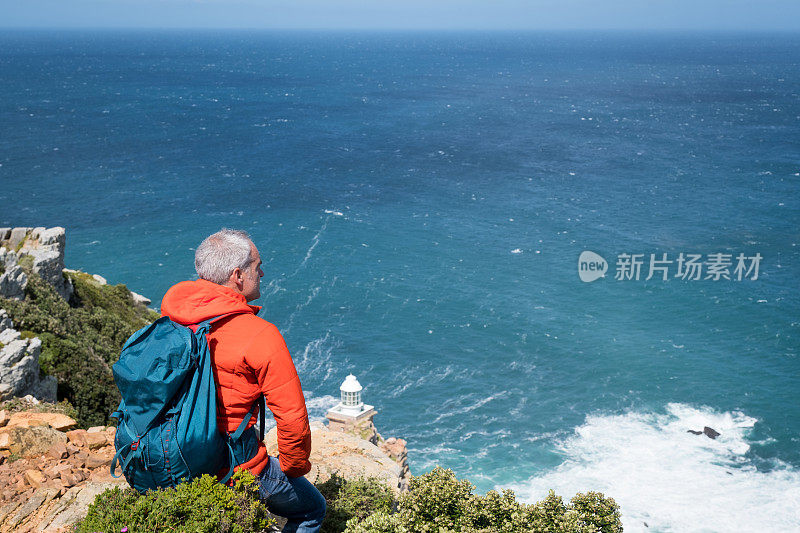 欣赏风景的徒步旅行者