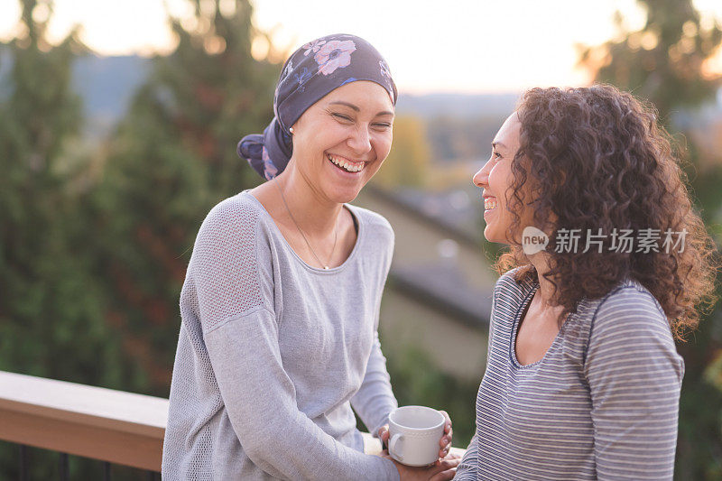 与癌症作斗争的美丽女子与她的妹妹交谈