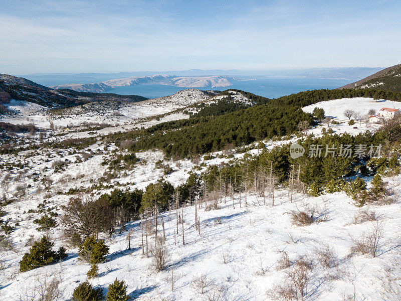 冬天的雪覆盖了亚得里亚海的山丘