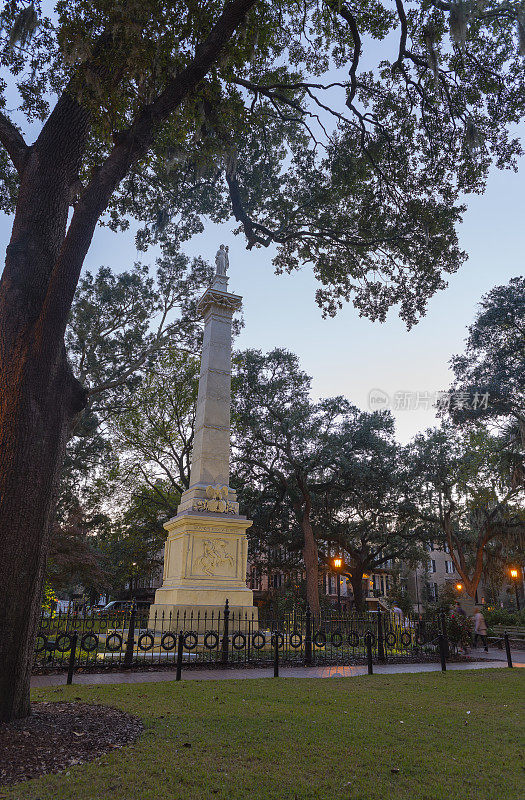 卡西米尔·普拉斯基纪念碑，位于佐治亚州萨凡纳蒙特利广场