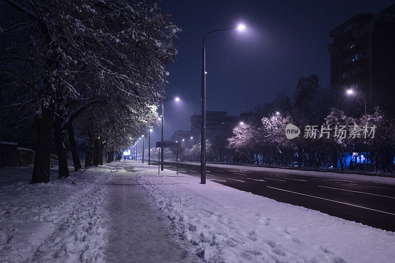 塞尔维亚贝尔格莱德市的雪夜