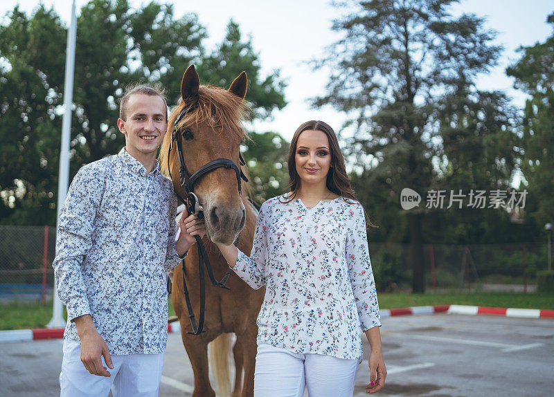 年轻夫妇和他们的宠物马