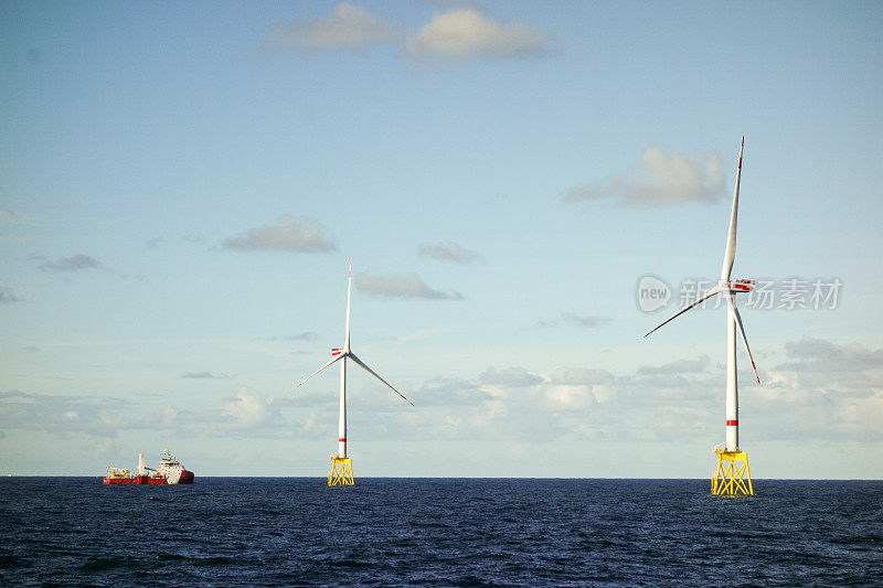 史诗般的海上风力涡轮机和海上供应船