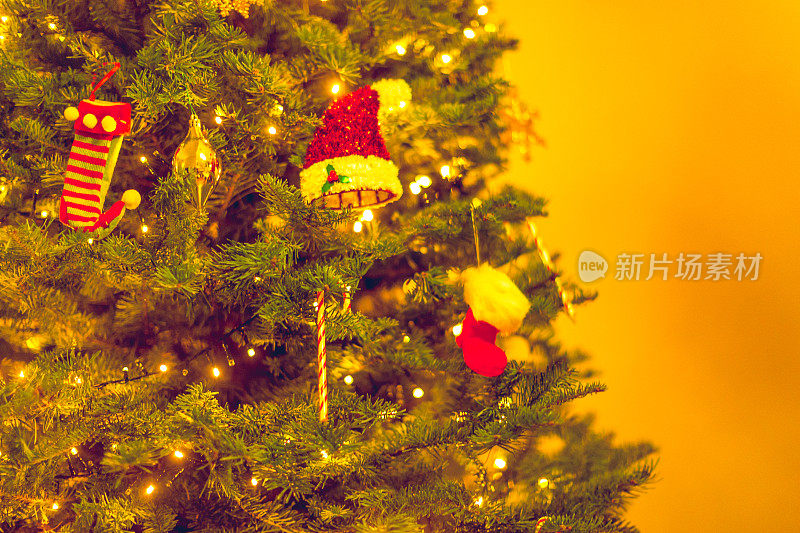 圣诞树上挂着各种各样的装饰物