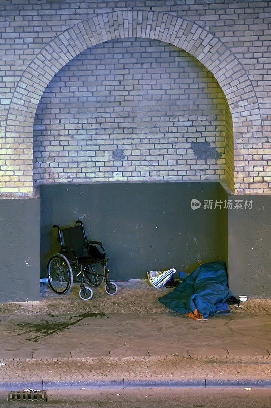 无家可归的人躺在睡袋和轮椅里