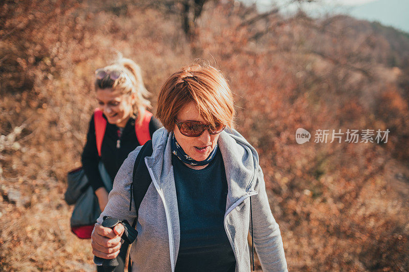 两个女人徒步旅行