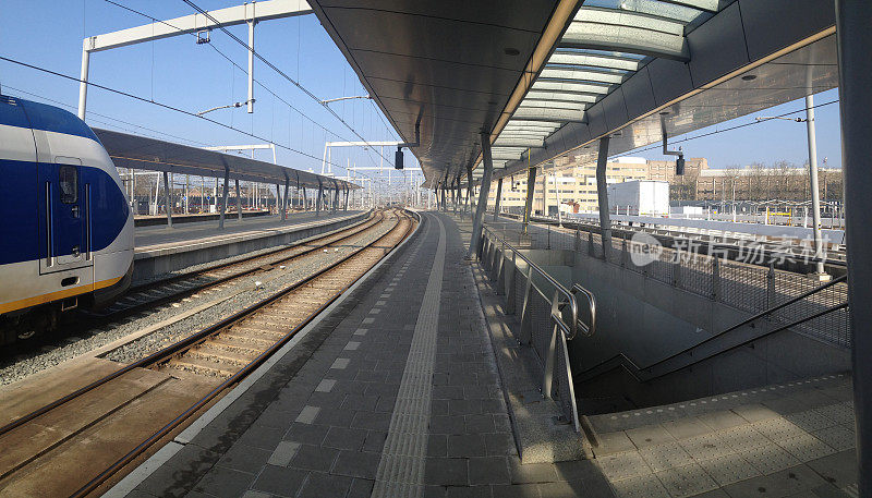 全景乌得勒支火车站站台与短跑列车