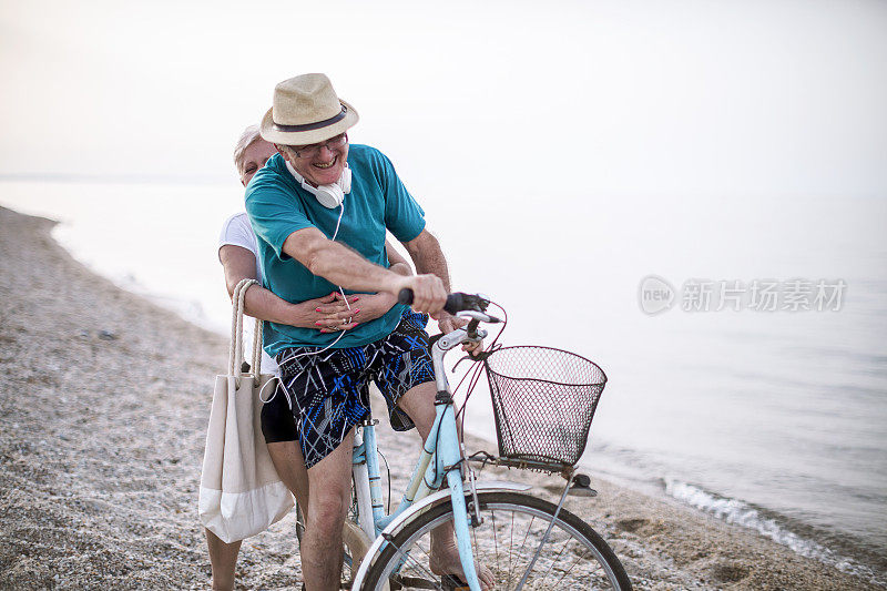 积极的老年人夫妇与自行车