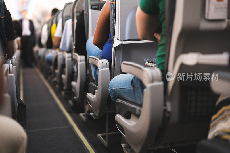 飞机内部，座位上有乘客