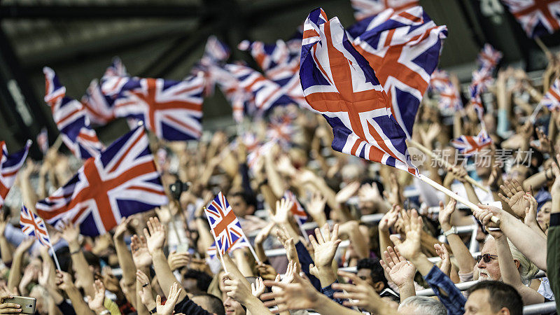 英国球迷在体育场挥舞旗帜