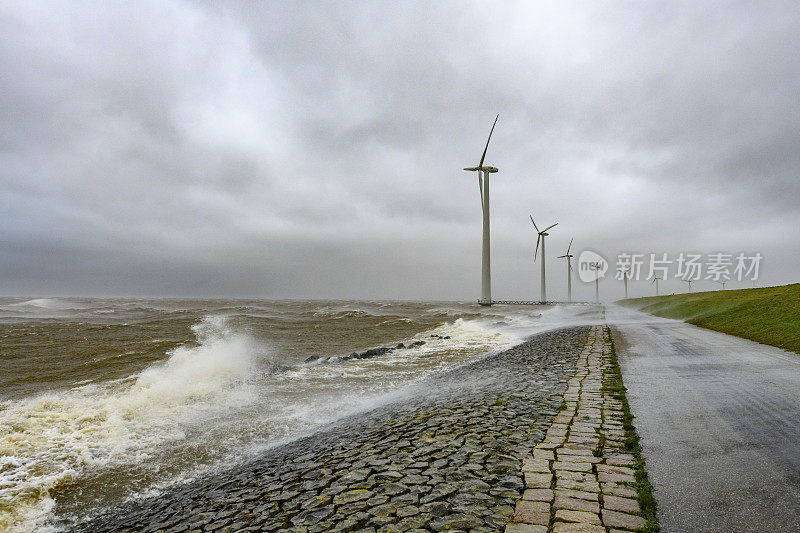 风力涡轮机在陆地和近海的风暴与海浪冲击堤坝