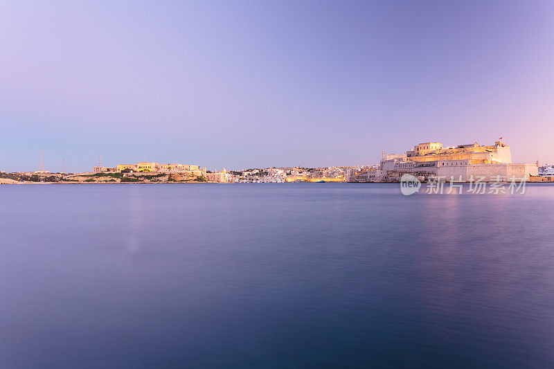 马耳他港，背景中有一座堡垒――瓦莱塔的比尔古