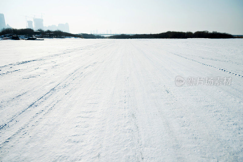 雪地上的轮胎痕迹