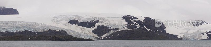 全景南极声与浮动的平顶冰山