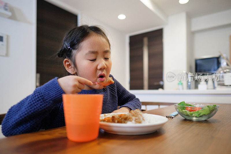 孩子在家吃咖喱饭