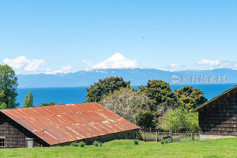 智利湖区Frutillar的湖岸景观