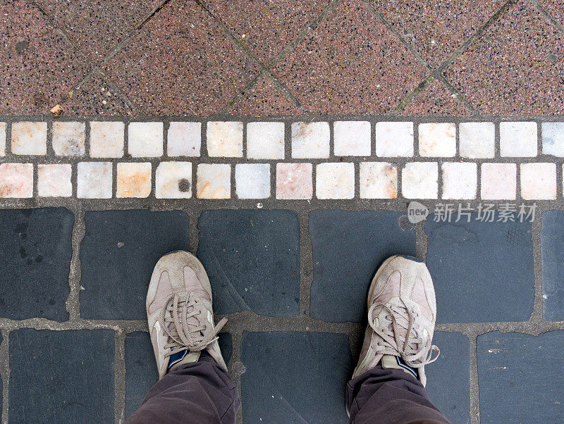 脚踩在彩色瓷砖上。