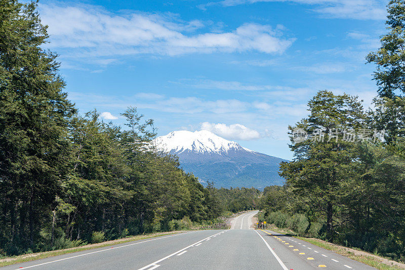 在去智利湖区的奥索尔诺火山的路上——智利的瓦拉斯港