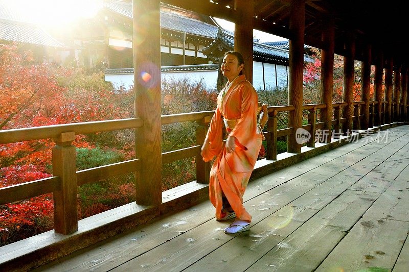 穿着和服的日本女人在京都东福寺蹦蹦跳跳