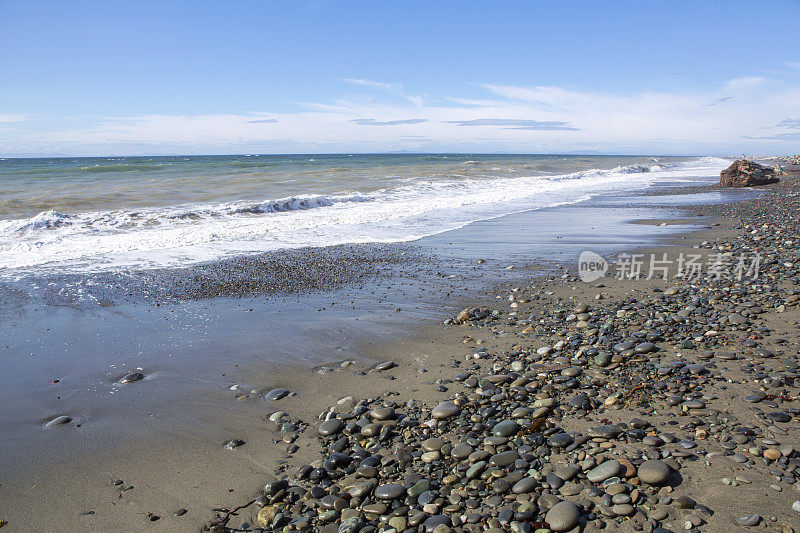 海滩上散落着光滑的石头――海滨景观水平