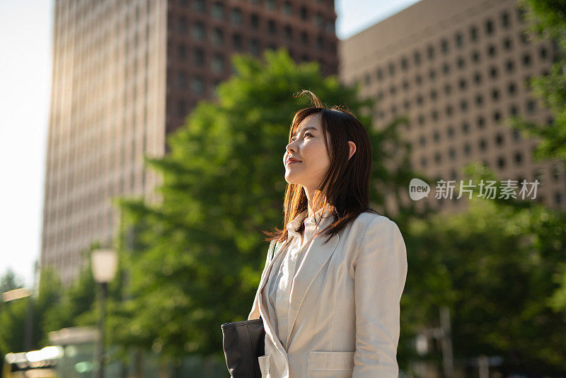 女商人抬头仰望天空