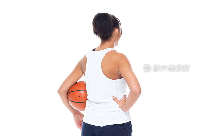 非裔美国篮球运动员在白人背景-手在臀部