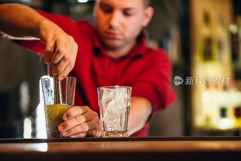 酒保做鸡尾酒