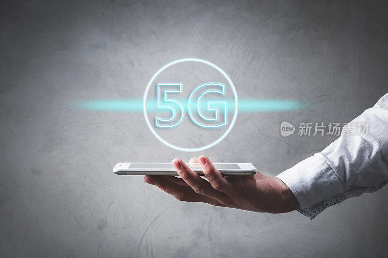 手持带有象征5G网络的空数字平板电脑