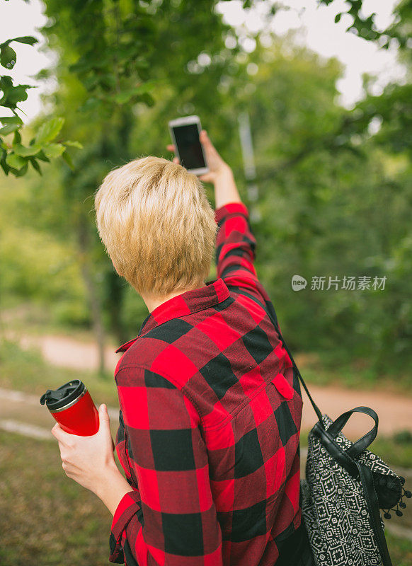 老门廊上的女人