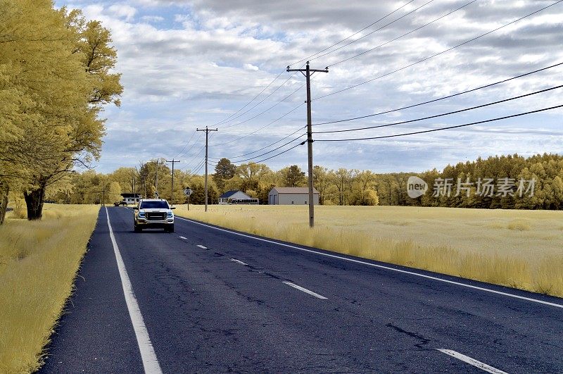 乡村公路上的小货车