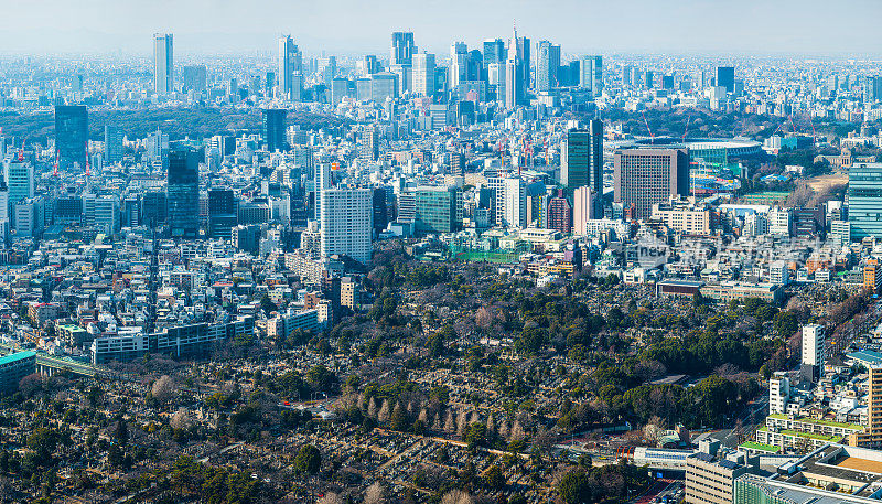 东京空中俯瞰新宿摩天大楼青山拥挤的日本城市景观