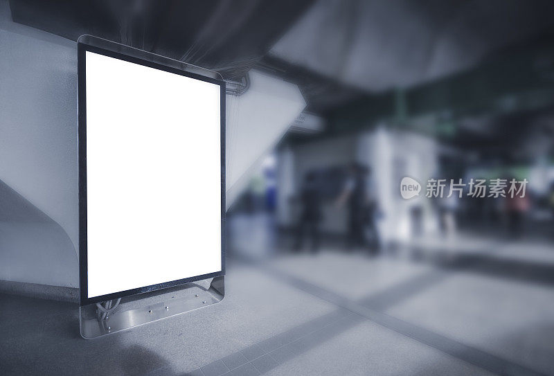 公告公告牌大空白白色LED屏幕透视垂直突出在轻轨站台旁通道铁路为展示广告文本模板推广新品牌户外。