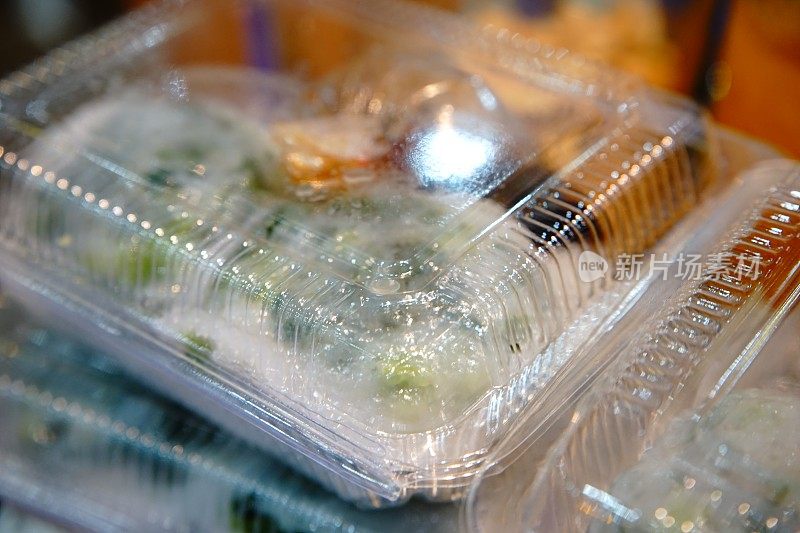 韭菜饺子放在塑料盒上