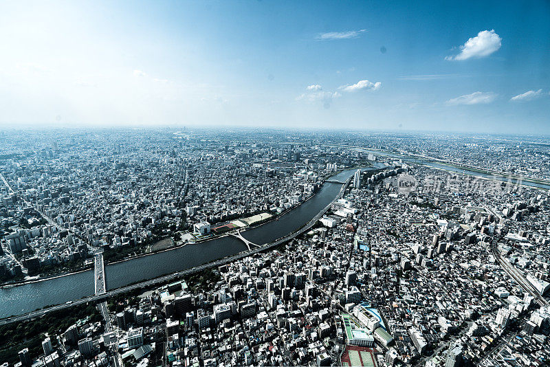 东京摩天大楼的空中全景图