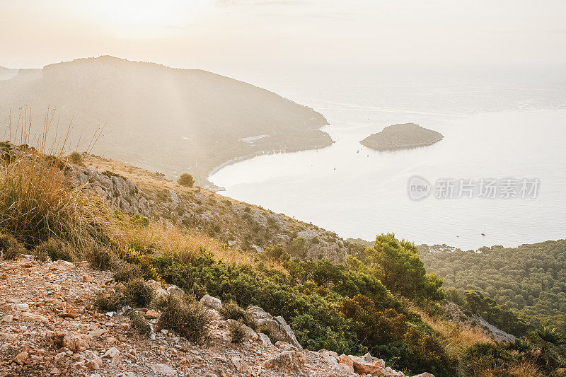 海上日落。悬崖上史诗般的景色