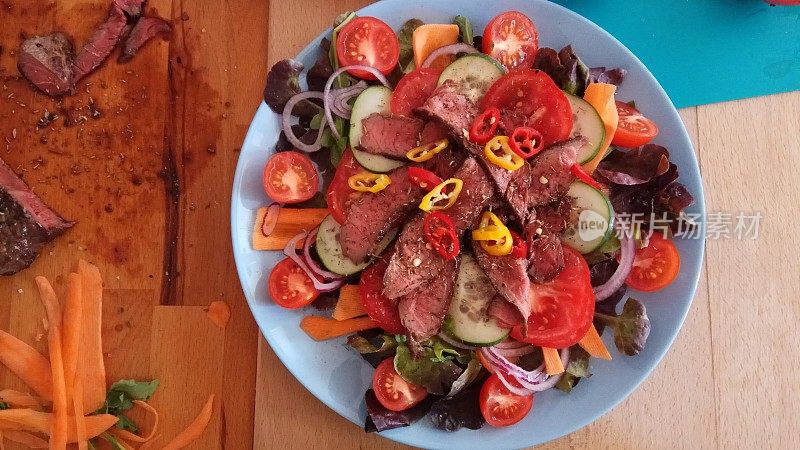 新鲜制作的春夏蔬菜沙拉与臀部牛排片，特写