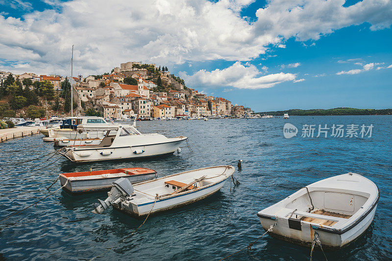 老城西贝尼克的海岸线全景