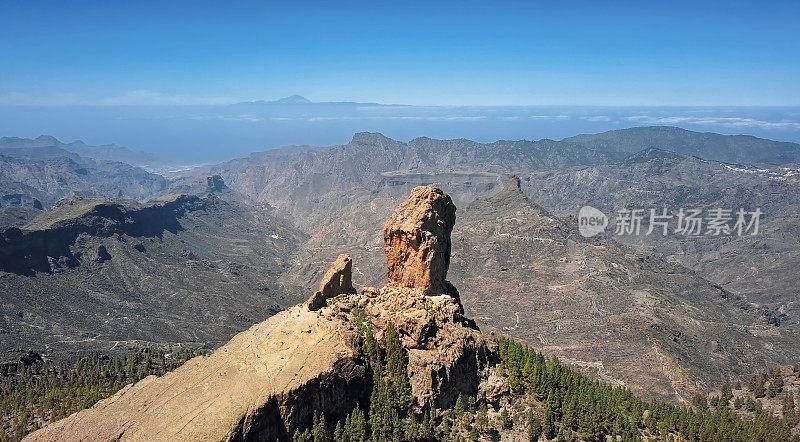 在西班牙加那利群岛大加纳利岛特赫达火山口的一块火山岩上飞行。