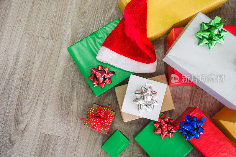 新年快乐和玛丽圣诞节庆祝概念与圣诞礼品盒与小玩意和杉树枝在复制空间的背景概念
