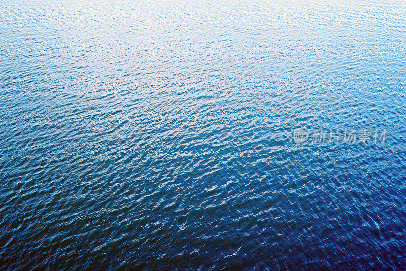 蓝色平静的水波纹水面背景