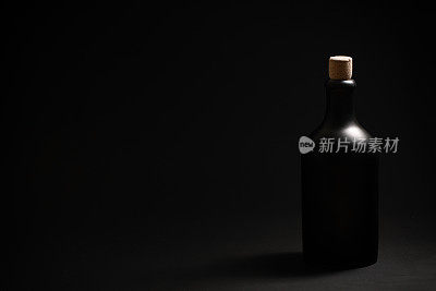 黑色背景上的黑朗姆酒或威士忌