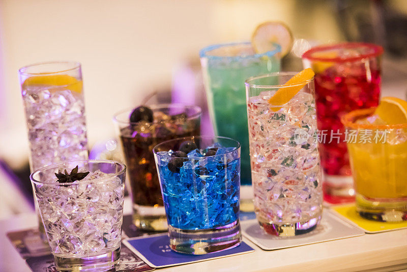 选用色彩鲜艳的玻璃杯，搭配各种各样的酒