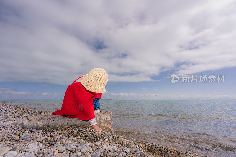 一个小女孩在湖边玩耍